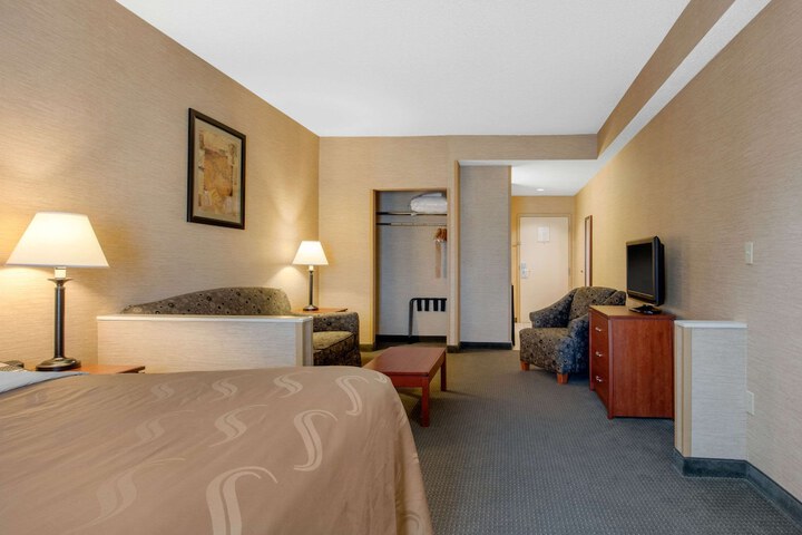 1 King Bed (2 of 23)