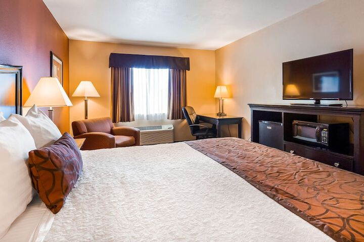 1 King Bed Microwave and Refrigerator Full Breakfast (4 of 10)