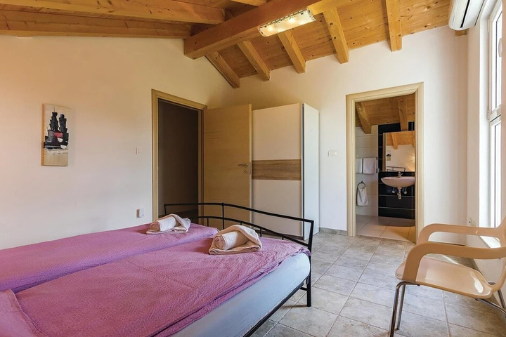 Room 3 of 25