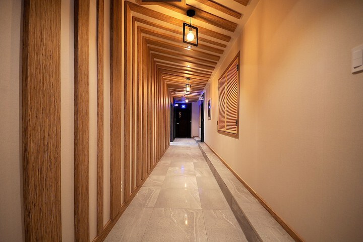 Ballroom/Hall 13 of 14