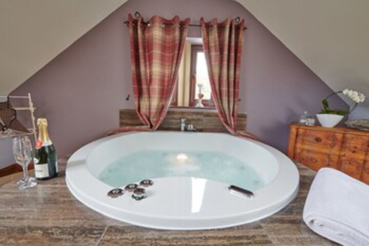 Hot Tub 17 of 42