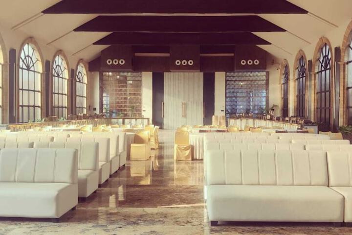 Ballroom/Hall 62 of 72