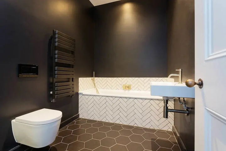 Room 8 of 16