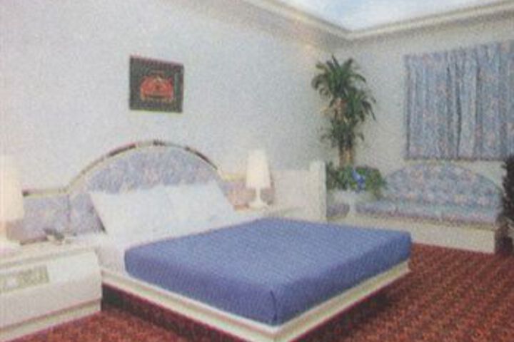 Room 7 of 12