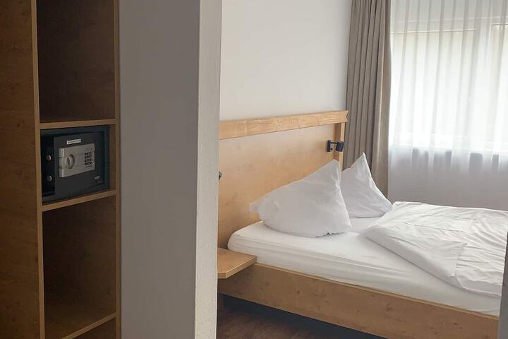 Room 10 of 19
