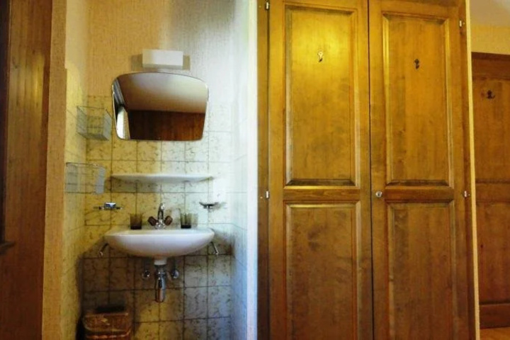 Room 8 of 12