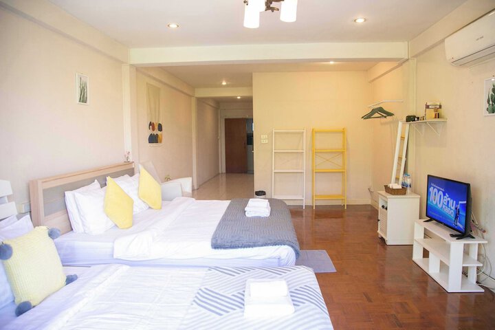 Room 6 of 18