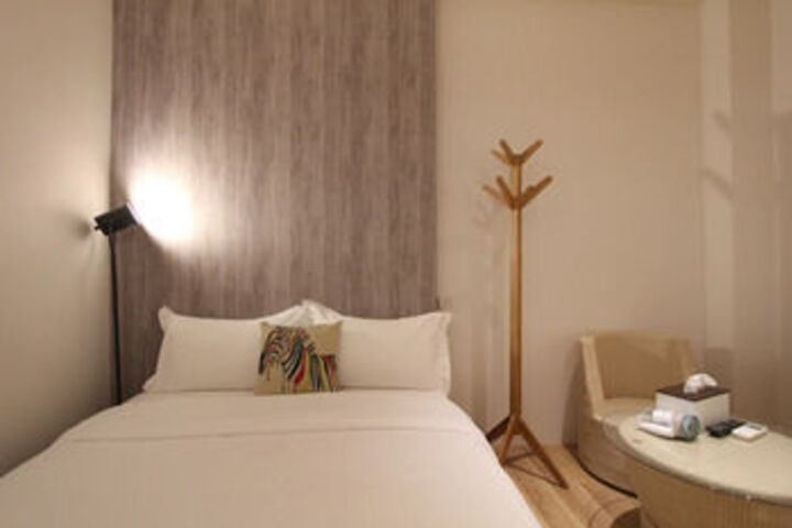 Room 5 of 12