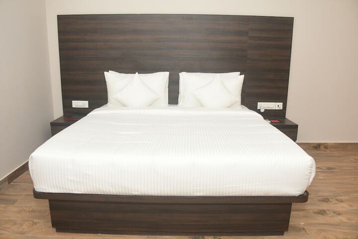 Room 12 of 28
