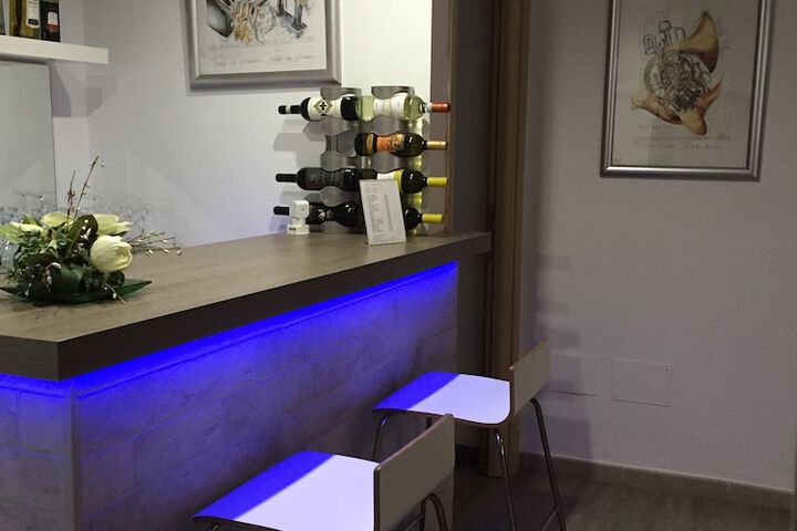 Lounge 8 of 11