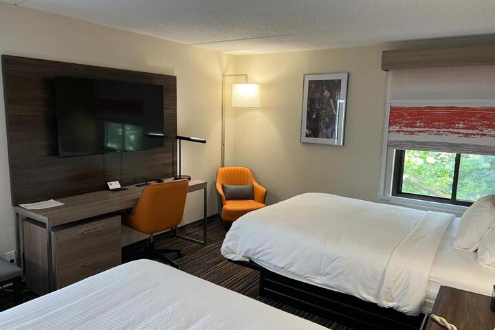 2 Queen Beds (1 of 6)