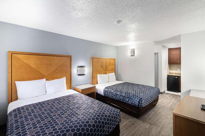 1 Queen Bed Accessible (16 of 25)