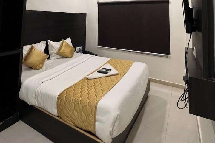Room 6 of 13