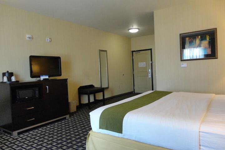 1 King Bed (14 of 15)