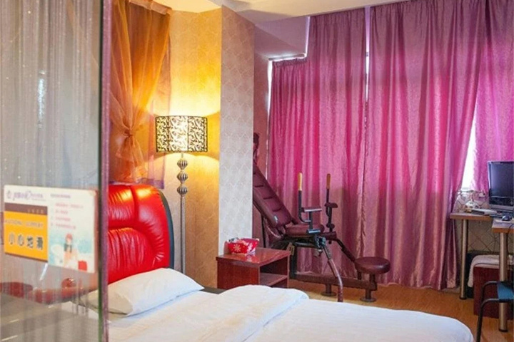 Room 9 of 12