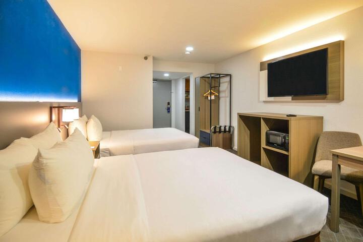 2 Queen Beds (6 of 7)