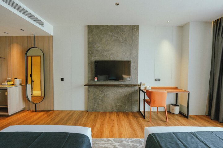 Room 2 of 33
