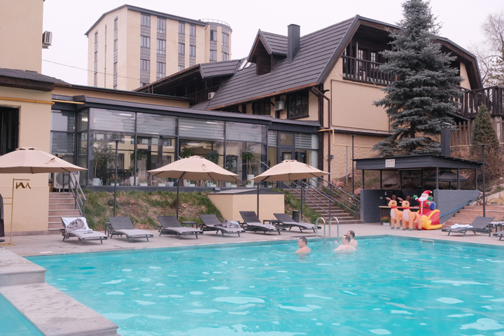 Pool 21 of 39