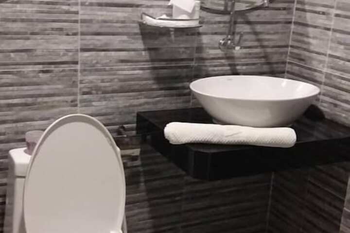 Room 13 of 20