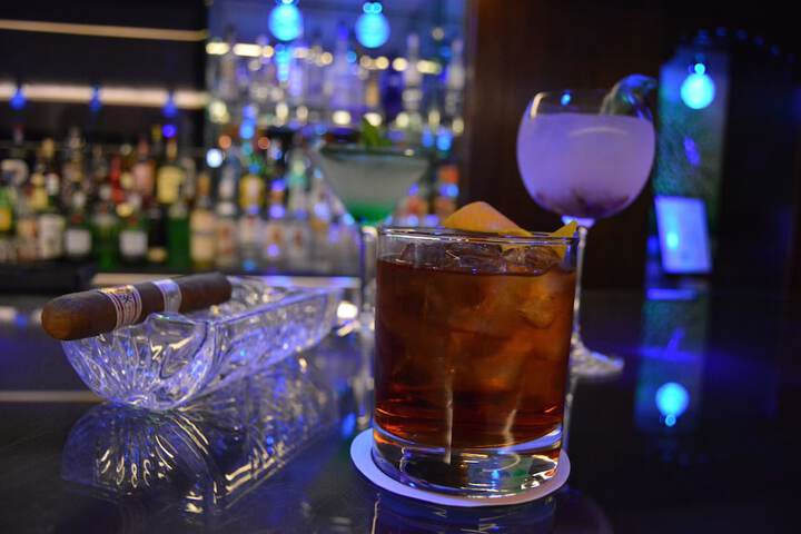 Lounge 83 of 101