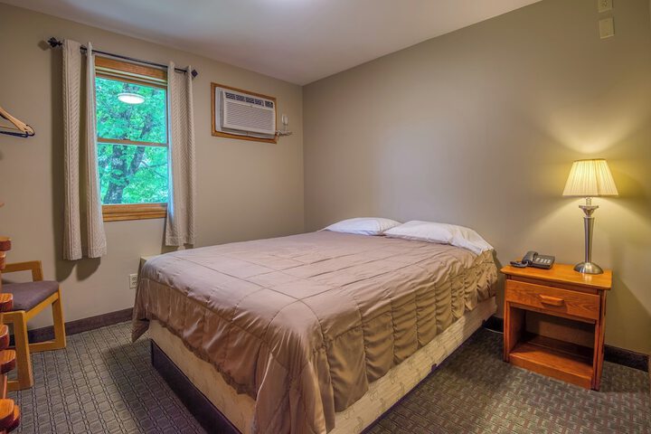 Slope Queen Bed with View (65 of 100)