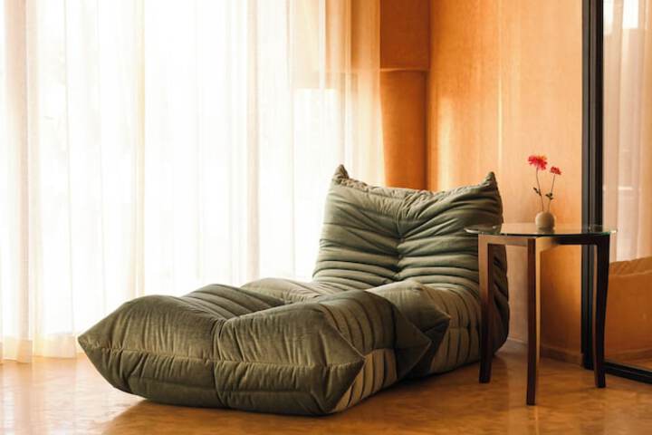Lounge 22 of 28