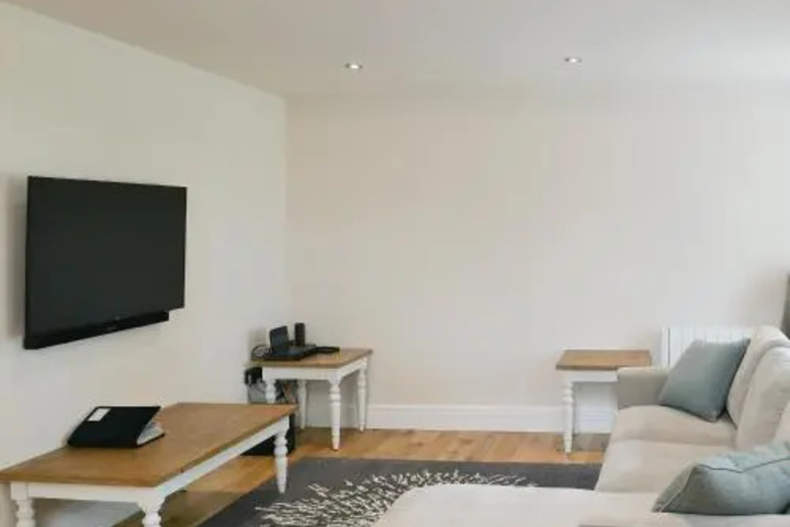 Room 4 of 9