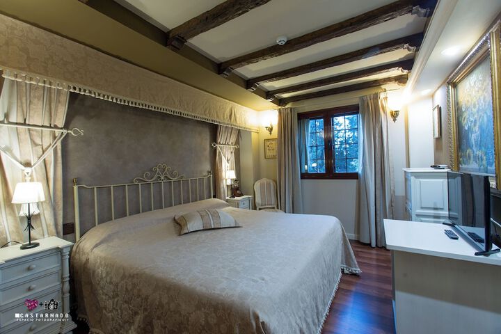 Room 10 of 16