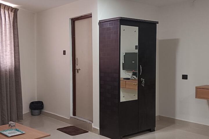 Room 10 of 18