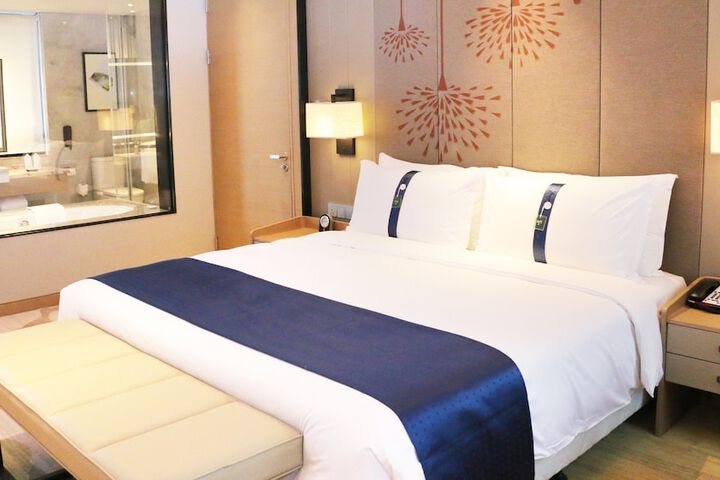 Room 4 of 92