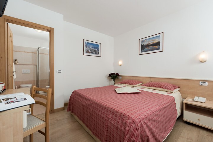 Room 2 of 20
