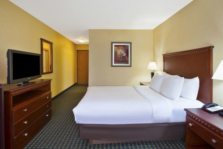 1 King Bed (1 of 6)