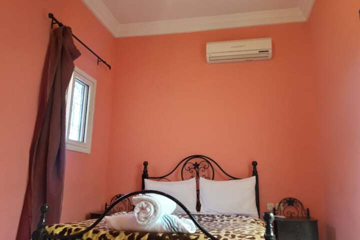 Room 6 of 12