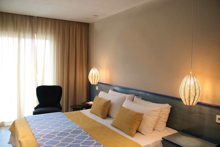 Room 9 of 32