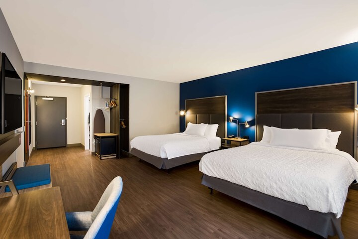 2 Queen Beds with Walk in Shower (12 of 12)