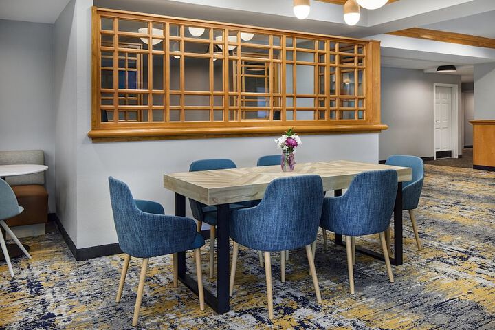 Lobby lounge