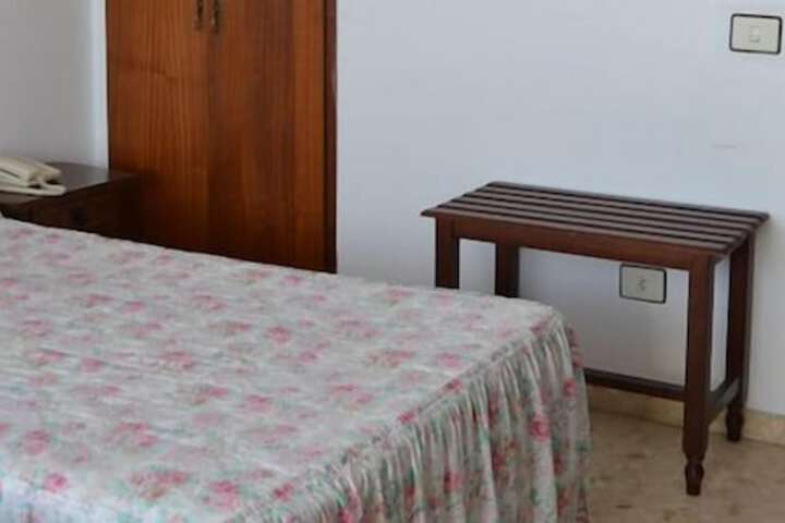 Room 5 of 8