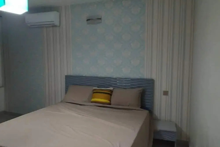 Room 6 of 11