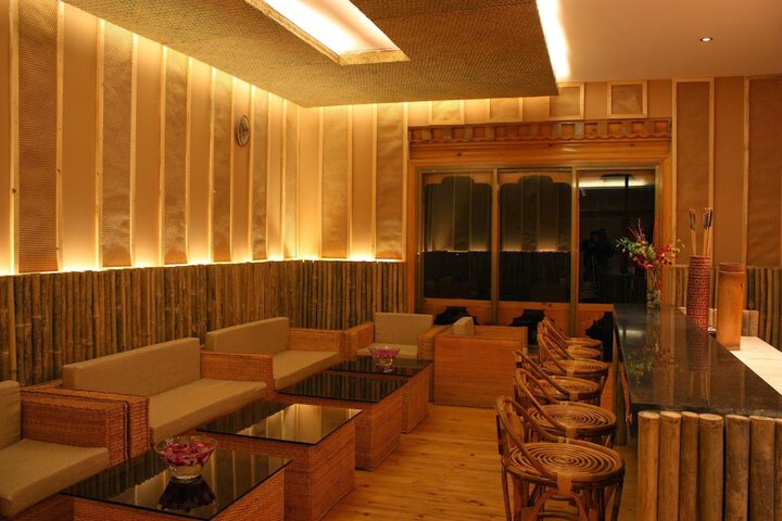 Lounge 21 of 34