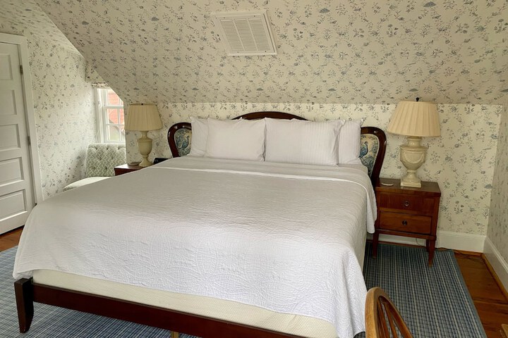 Room 102 of 285