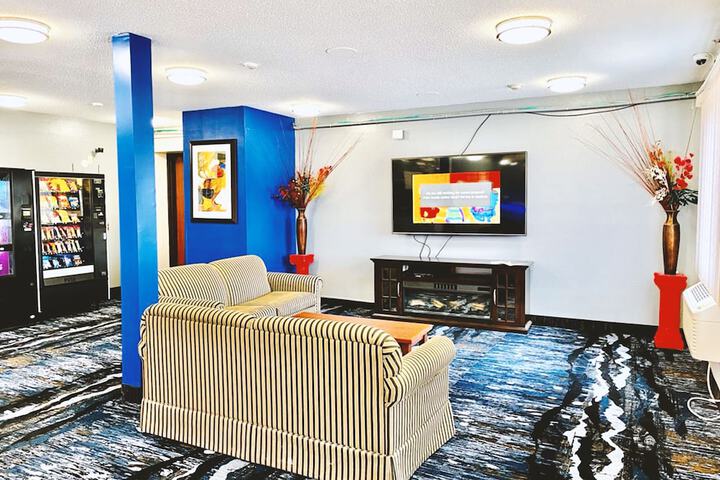 Lounge 57 of 62