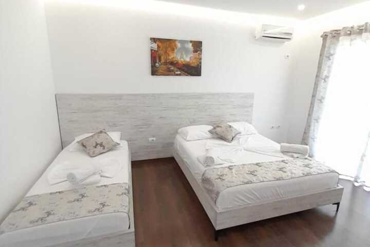 Room 2 of 86