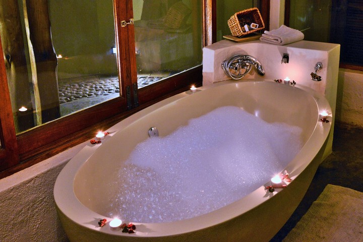 Deep soaking bathtub