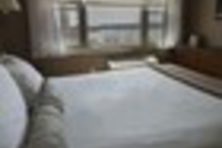 Room 8 of 168