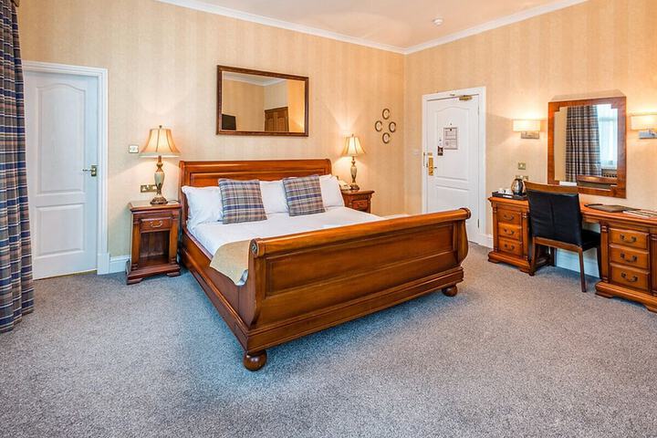 Room 28 of 77