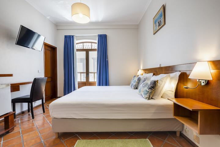 Room 4 of 33
