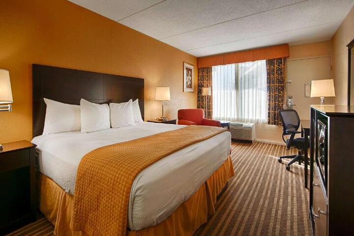 1 King Bed (5 of 8)