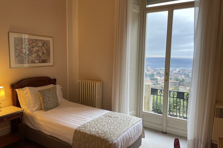 Room 27 of 121