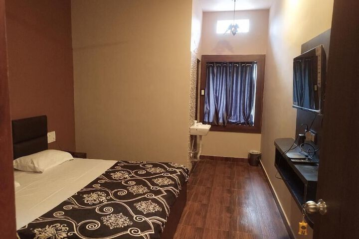 Room 6 of 28