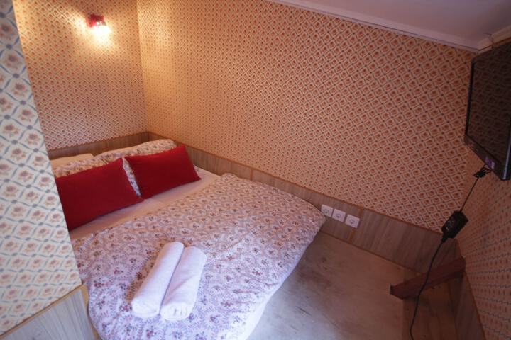 Room 7 of 84